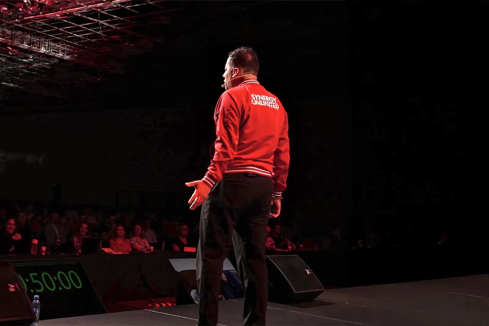 Jorge Serratos en el escenario de Synergy Unlimited